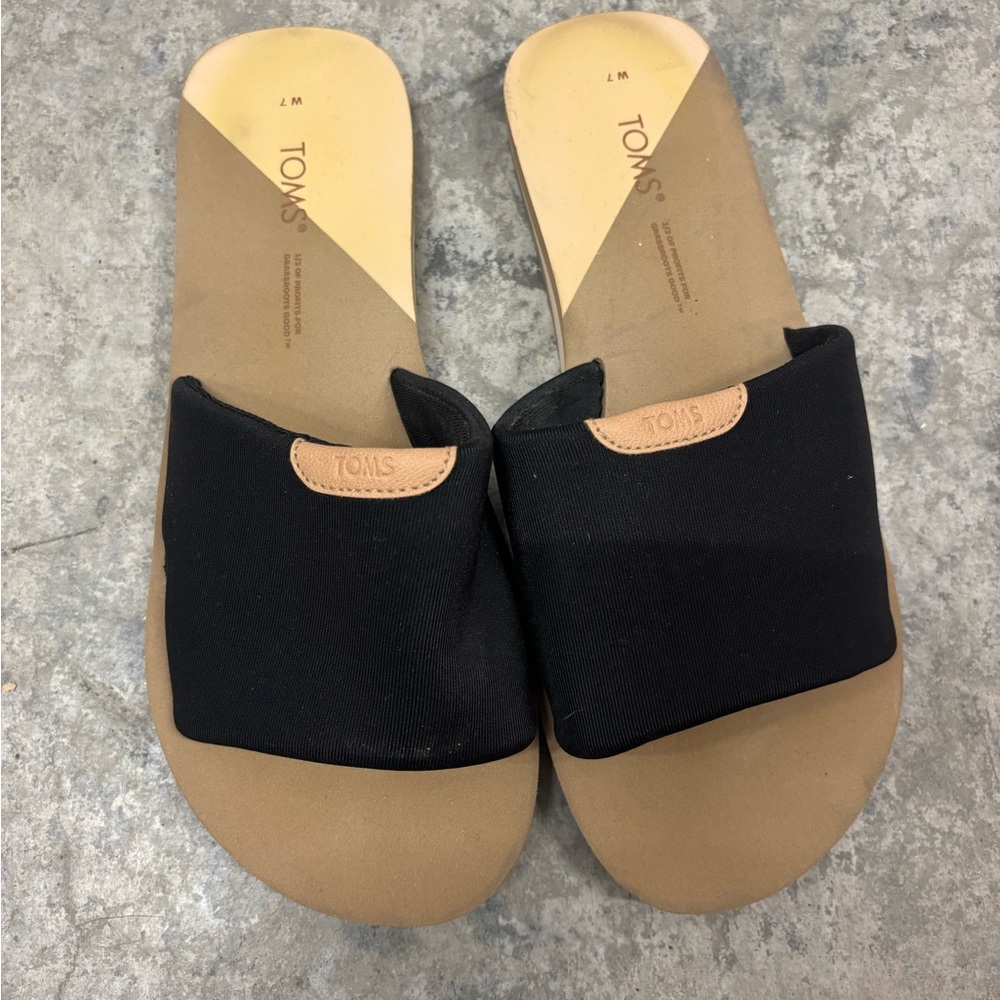 TOMS Carly Women's 7 Black and Tan Slide Sandals